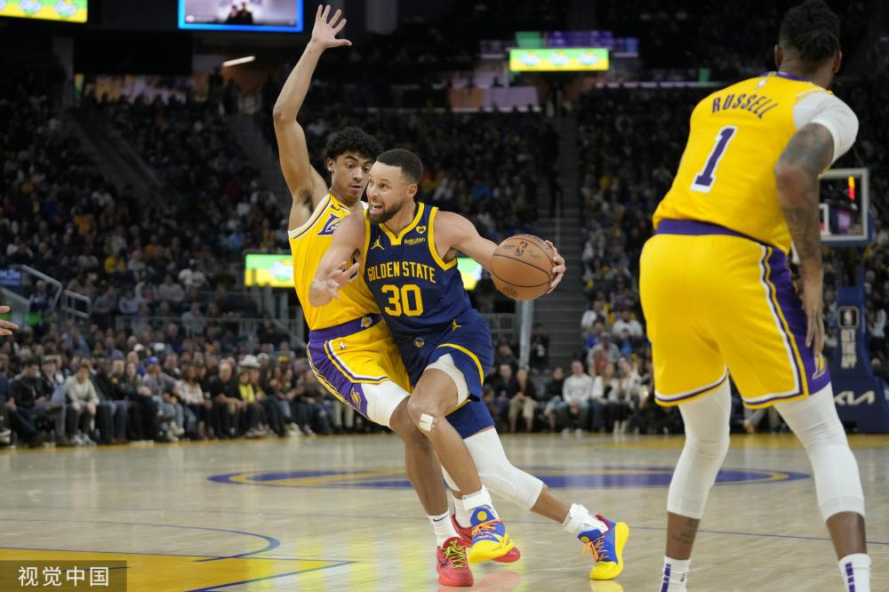 足球赛场上 足球赛场上